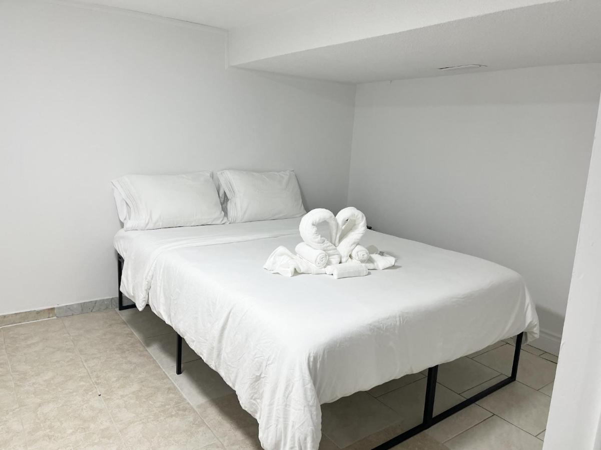 Tidy Private Rooms With Full Kitchen Toronto Exterior foto