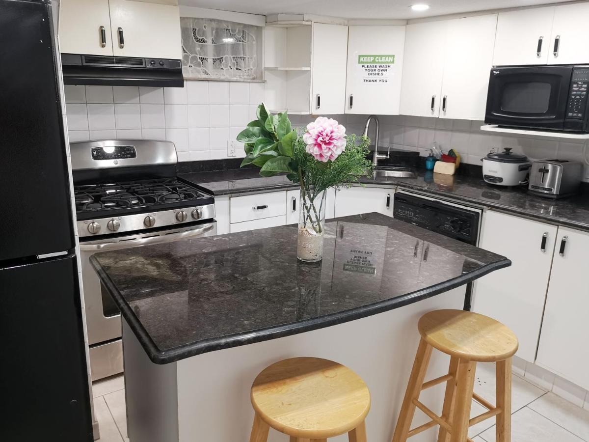 Tidy Private Rooms With Full Kitchen Toronto Exterior foto