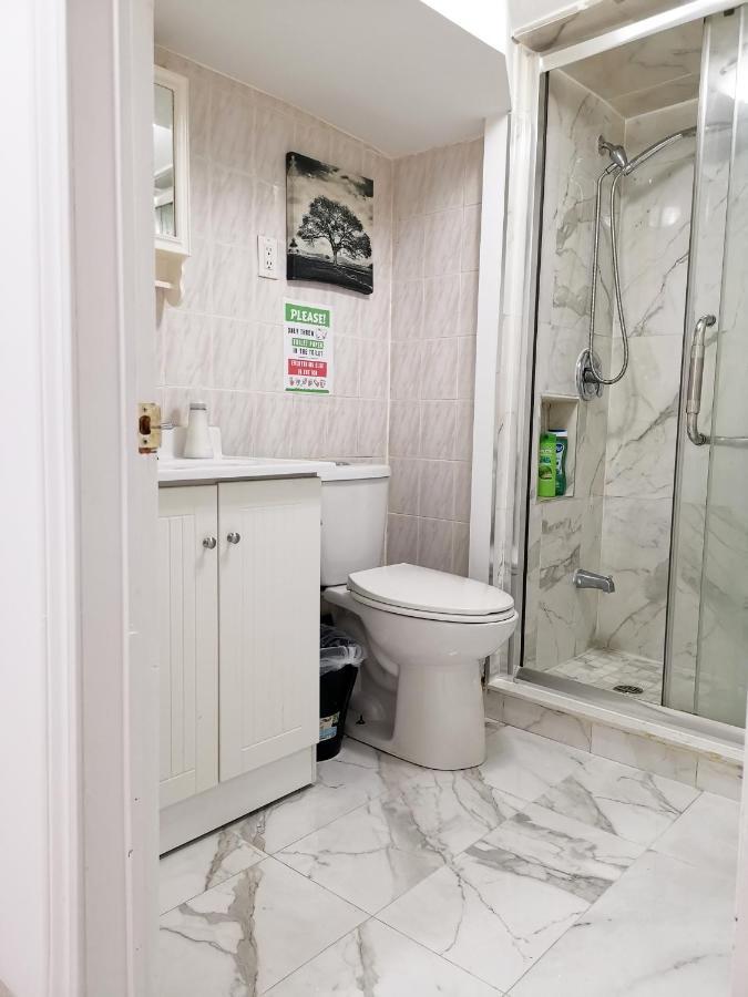 Tidy Private Rooms With Full Kitchen Toronto Exterior foto